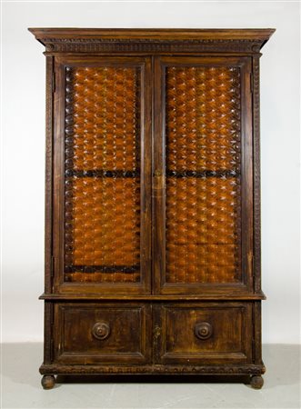 Armadio/monetiere a due ante a vetri e due piccole ante nella parte...