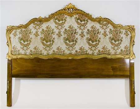 Testiera di letto matrimoniale in legno dorato scolpito e sagomato. Larg. cm....