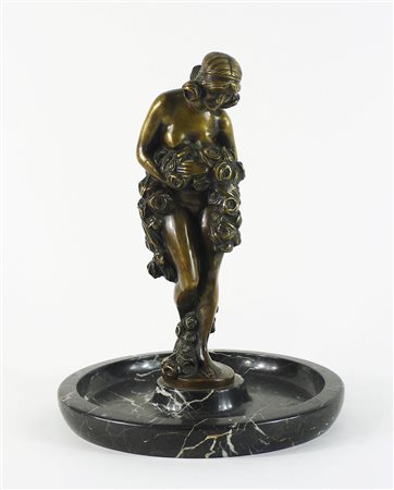 Scultura in bronzo raffigurante nudo di donna su piatto in marmo. Firma...