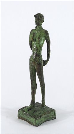 Scultura in bronzo a patina verde raffigurante modella. Sigla incisa M. H....
