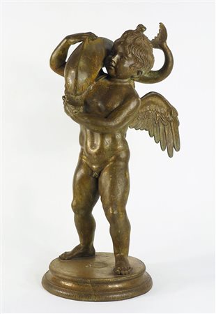 Scultura in bronzo a patina chiara raffigurante angioletto con pesce. H. cm. 61.