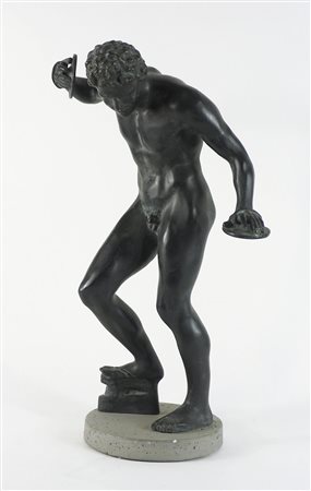 Scultura in bronzo a patina scura raffigurante figura maschile. H. tot cm. 58.