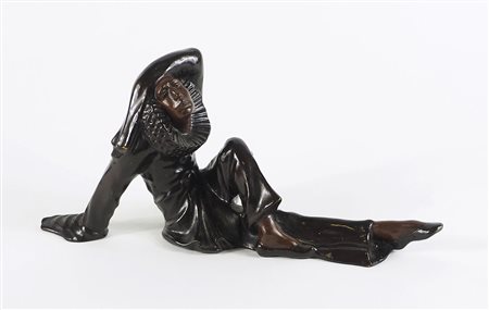 Scultura in bronzo a patina marrone raffigurante Pierrot. Lung. cm. 36.