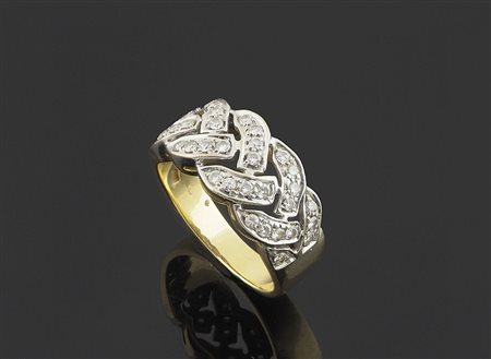 Anello in oro giallo e bianco ad intreccio con diamanti
