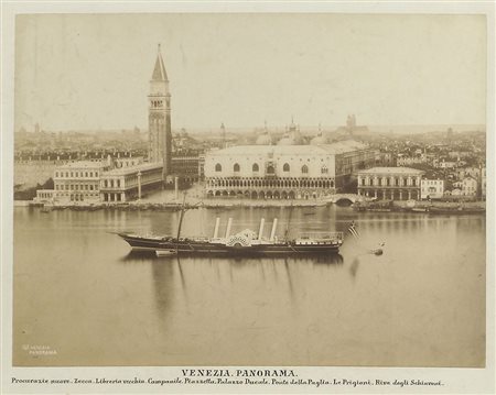 Grande libro contenente fotografie antiche di vedute di città italiane.