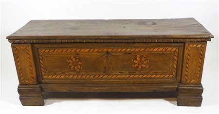 Cassapanca in legno con fronte intarsiato in legni chiari. XIX secolo. cm....