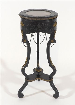 Tavolino in legno ebanizzato inciso con piano rotondo in vetro apribile e...