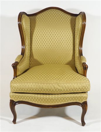 Poltrona in legno con alto schienale ad orecchie. XIX secolo.