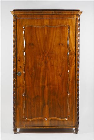 Armadio in legno con grande anta. cm. 173x103x51.