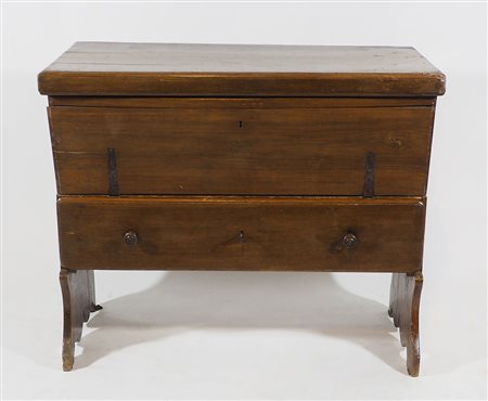 Madia in legno con cassetto e piano apribile.