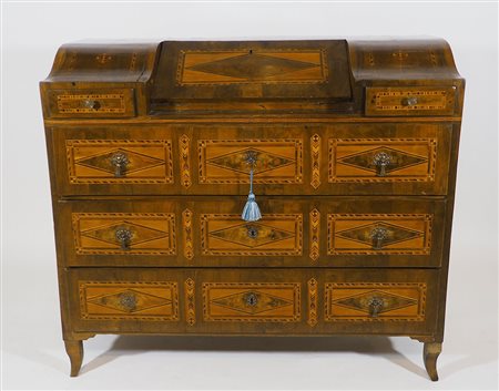 Cassettone in legno a 5 cassetti e calatoia, decorato ad intarsi in legni...