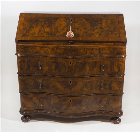 Cassettone a 3 cassetti e calatoia con fornte bombato, intarsi a filettature....