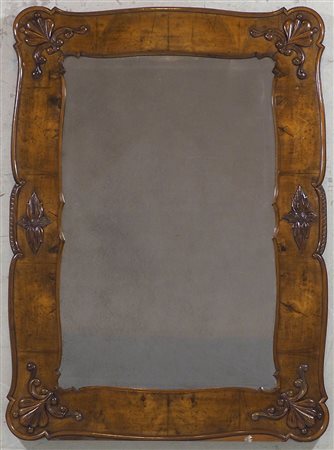 Specchio rettangolare con cornice in legno di noce. cm. 124x90.