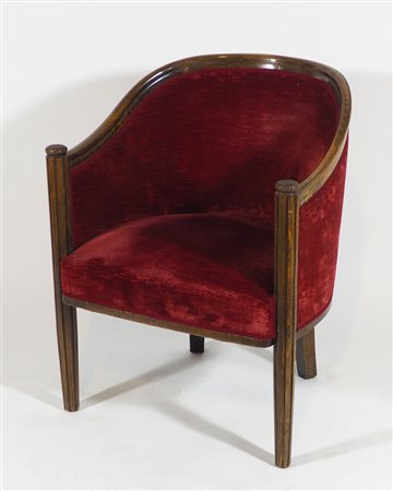 Poltroncina a pozzetto in legno rivestita da velluto rosso.