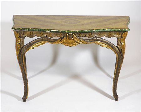 Paio di consolle in legno dorato e dipinto su gambe a sciabola scolpite,...