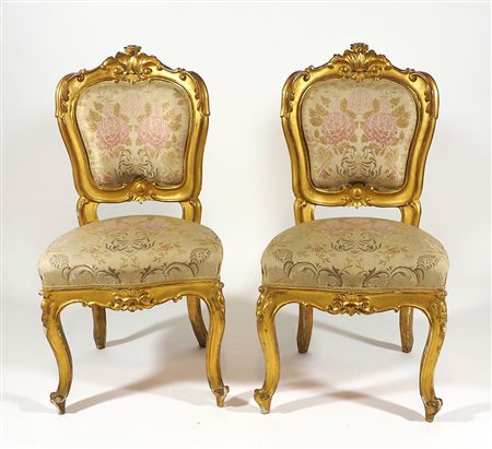 Lotto di 4 sedie in legno dorato su gambe mosse, rivestite da stoffa...