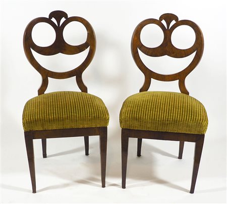 Coppia di sedie in legno. XIX secolo.