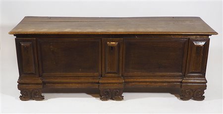 Cassapanca in legno con fronte a formelle. cm. 61x164x53.