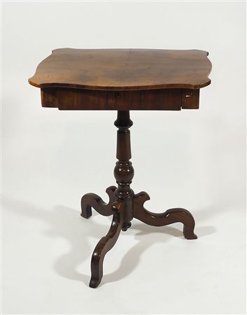 Piccolo tavolino con cassetto centrale.