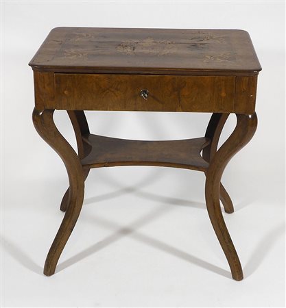 Tavolino in legno su alte gambe mosse con cassetto centrale, piano intarsiato...