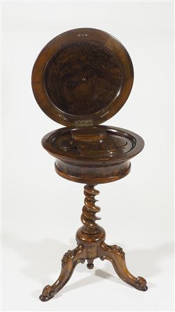 Tavolino da thè in legno con piano apribile, interno con scomparti. XIX secolo.