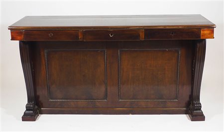 Lunga consolle in legno di mogano a 3 cassetti, gambe laterali scolpite. cm....