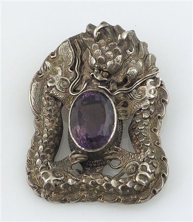 Spilla indiana in argento finemente lavorato con ametista centrale.