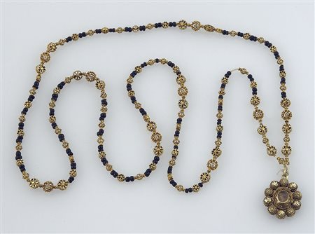 Antica collana in oro giallo formata da palline traforate e anelli in vetro,...