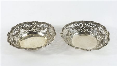 Paio di cestini rotondo in argento con bordo traforato. Punzoni Germania,...