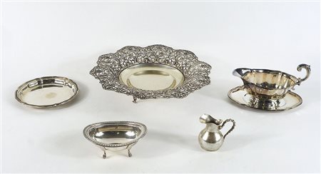 Cestino in argento con bordo traforato a motivi floreali. Diam. cm. 28. gr....