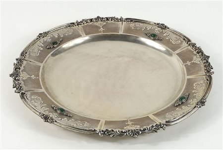 Piatto rotondo in argento lavorato a sbalzo e inciso con applicazioni di...