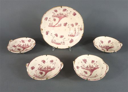 Lotto di 5 piatti in ceramica decorati a smalti policromi. Misure diverse.