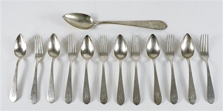 Servizio di posate da risotto in argento composto da 13 pezzi. XIX secolo....
