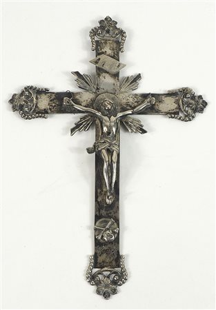 Crocifisso in argento su croce incisa e traforata, H. tot cm. 20,5.