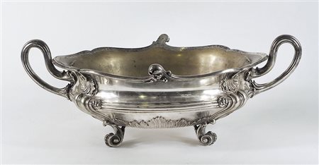 Grande centrotavola in argento di forma ovale con manici laterali. Punzone A....
