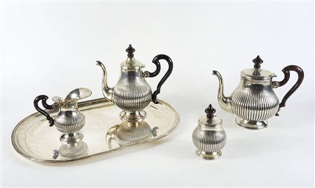 Servizio da caffè e thè in argento con manici in legno, composto da 5 pezzi....