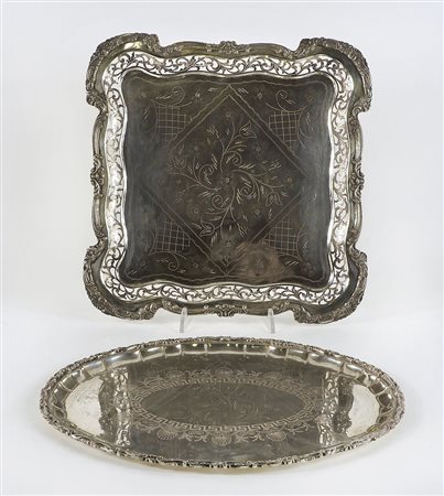 Lotto di 2 vassoi in argento inciso e sbalzato. Inizio XX secolo. Gr. 1570.