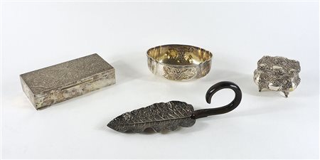 Lotto di 4 oggetti in argento tra cui scatola. Gr. 1190.
