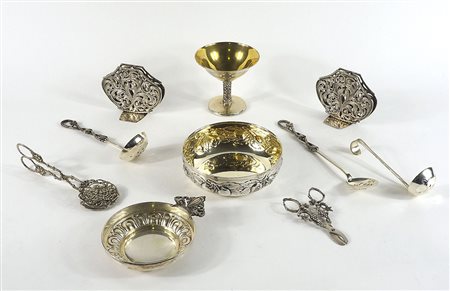 Lotto di vari oggetti in argento tra cui calice e forbici. Gr. 980.