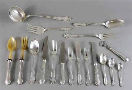 Servizio di posate in argento per 12 persone. Gr. 6000.