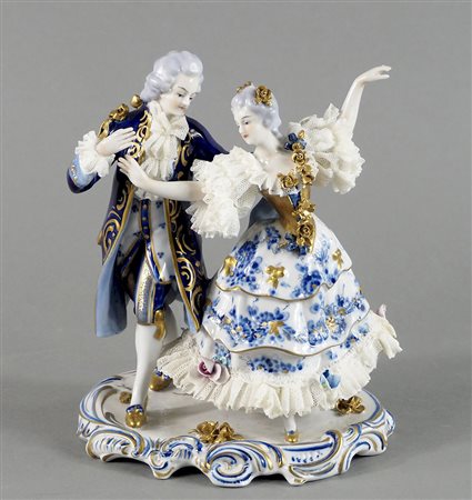 Gruppo in porcellana bianca e blu raffigurante amanti. H. cm. 20. (restauro).