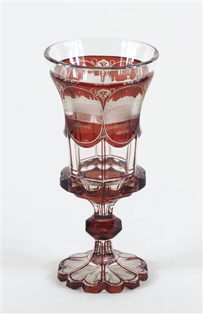 Bicchiere in cristallo incamiciato rosso con incise vedute di paesaggi....