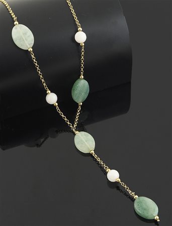 Collana in oro giallo intervallata da piastrine in giada.