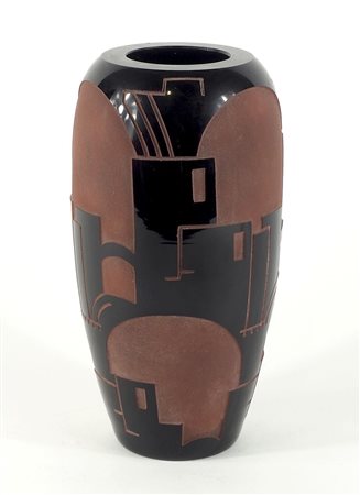 Vaso in vetro a 2 colori. Siglato sotto la base. H. cm. 25.