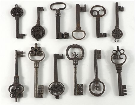 Lotto di varie chiavi in ferro lavorato. Epoche diverse.