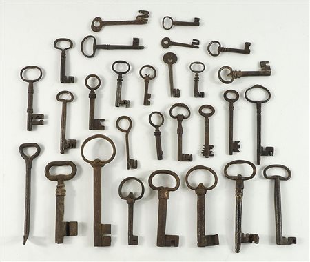 Lotto di varie chiavi in ferro lavorato. Epoche diverse.