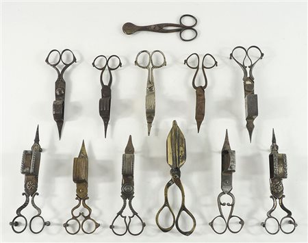 Lotto di 12 forbici spegnimoccolo lavorate. Dal XVIII al XIX secolo.