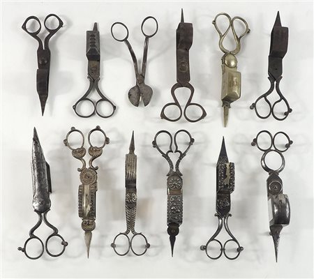 Lotto di 12 forbici spegnimoccolo lavorate. Dal XVIII al XIX secolo.