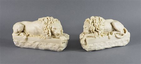 Lotto di 2 sculture in marmo raffiguranti leoni sdraiati. Lung. cm. 31.