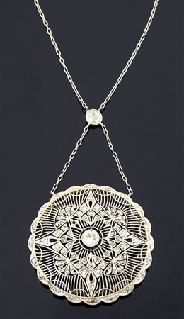 Pendente oro bianco di forma rotonda con lavorazionea traforo, al centroe...